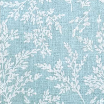 Tissu en coton, fond bleu vert pale avec motifs de feuilles blanches