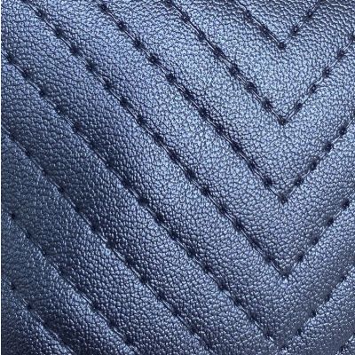 Tissu plastifié bleu irisé avec surpiqure géométrique