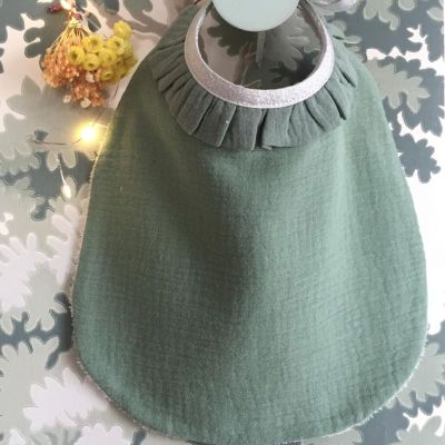 Nini la Duchesse Bavoir Vert Sauge en double gaze de coton - verso absorbant en coton bouclette