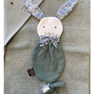 Attache tétine Vert sauge en double gaze de coton & Oreilles de lapin Liberty