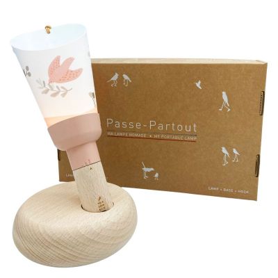 Coffret contenant une jolie lampe nomade avec son socle en bois de hêtre et son crochet