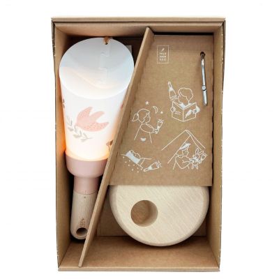 Coffret contenant une jolie lampe nomade avec son socle en bois de hêtre et son crochet