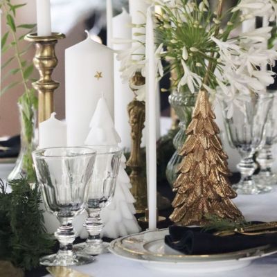 Décorez votre table des fêtes de ce beau sapin or en cire